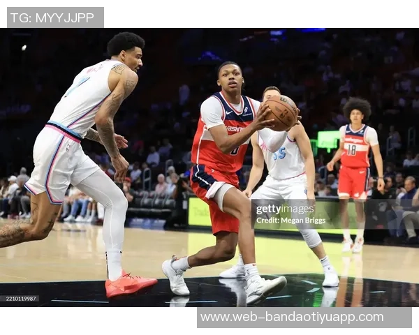 米奇约翰逊赞文班全场高水平表现令人惊叹的表现与坚持