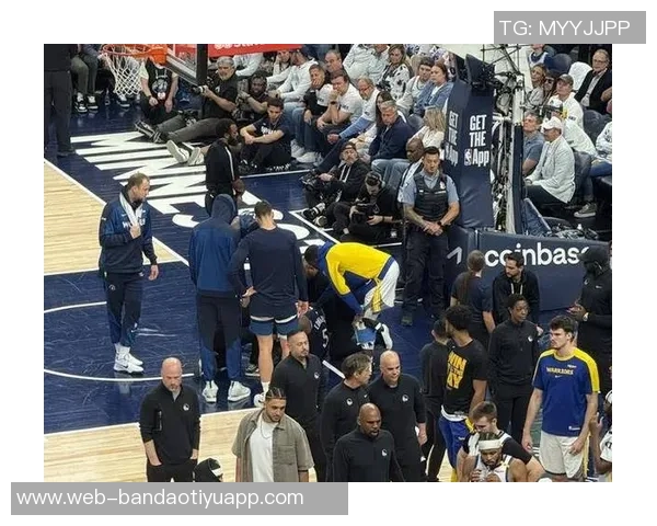 爱德华兹再度离场引发关注第三节后半段再次返回更衣室情况堪忧